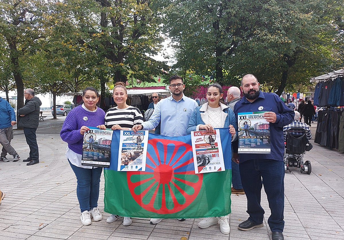 Representantes de Kamelamos Adikerar y Maite Gartzia, concejala de Cultura.