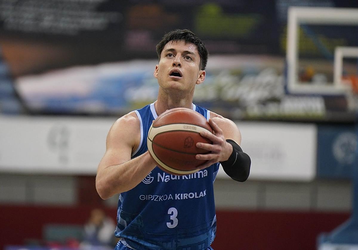 Barcello se dispone a lanzar un tiro libre.