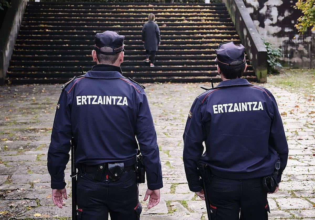 Dos agentes de la Ertzaintza realizan labores de protección de una mujer en Donostia.