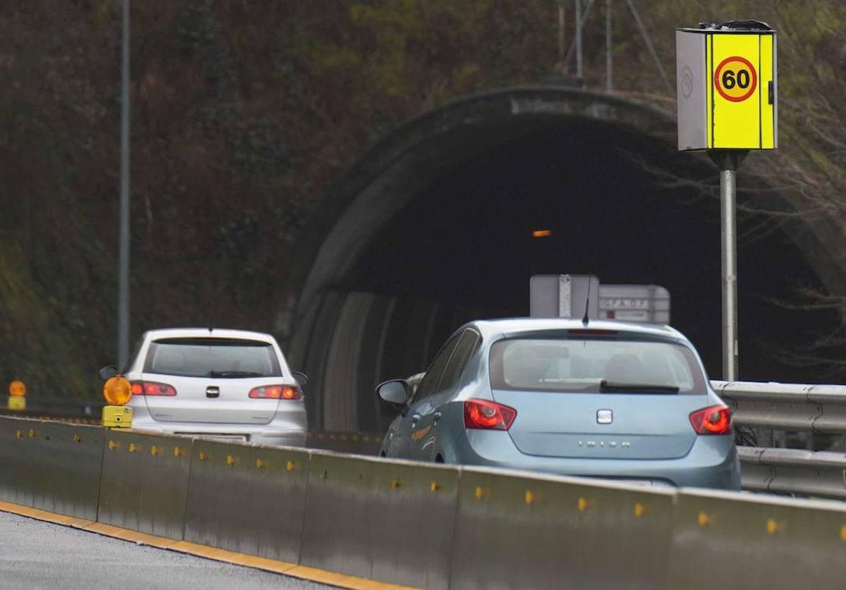 Radar ubicado en el túnel de Gorosmendi, en el término municipal de Berastegi, uno de los cuatro provisionales que hay desde abril.