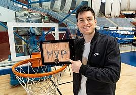 Barcello sonríe con su título de MVP de la jornada.