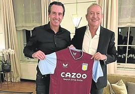 Unai Emery y Nassef Sawiris, con la camiseta del Aston Villa.