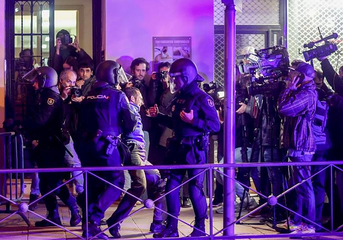 La protesta ante Ferraz contra la amnistía acaba con cargas y gases lacrimógenos