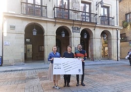 La alcaldesa Aizpea Otaegi, en el centro, junto a Maite Gartzia, teniente de alcaldesa, y Eneko del Amo, concejal de Hacienda.