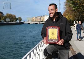 Lachgar posa ayer en Donostia con el trofeo de campeón mundial de los 50 kilómetros logrado el domingo.