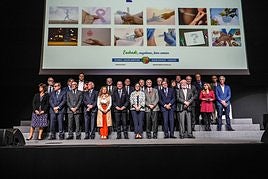 Iñigo Urkullu y Gotzone Sagardui posan con exconsejeros y responsables de Osakidetza durante el aniversario.