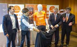 Jesús Ezkurdia, junto a Mikel Landa, en la presentación de un maillot del Euskaltel.