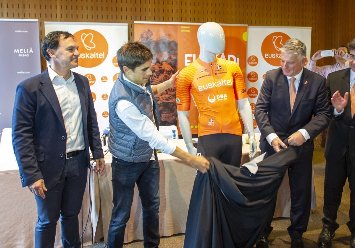 Jesús Ezkurdia, junto a Mikel Landa, en la presentación de un maillot del Euskaltel.