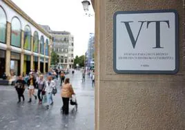 Cartel de aviso de vivienda turística en el en centro de San Sebastián.