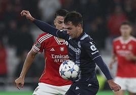 Martin Zubimendi controla un balón durante el duelo de la primera vuelta de Champions League ante el Benfica.