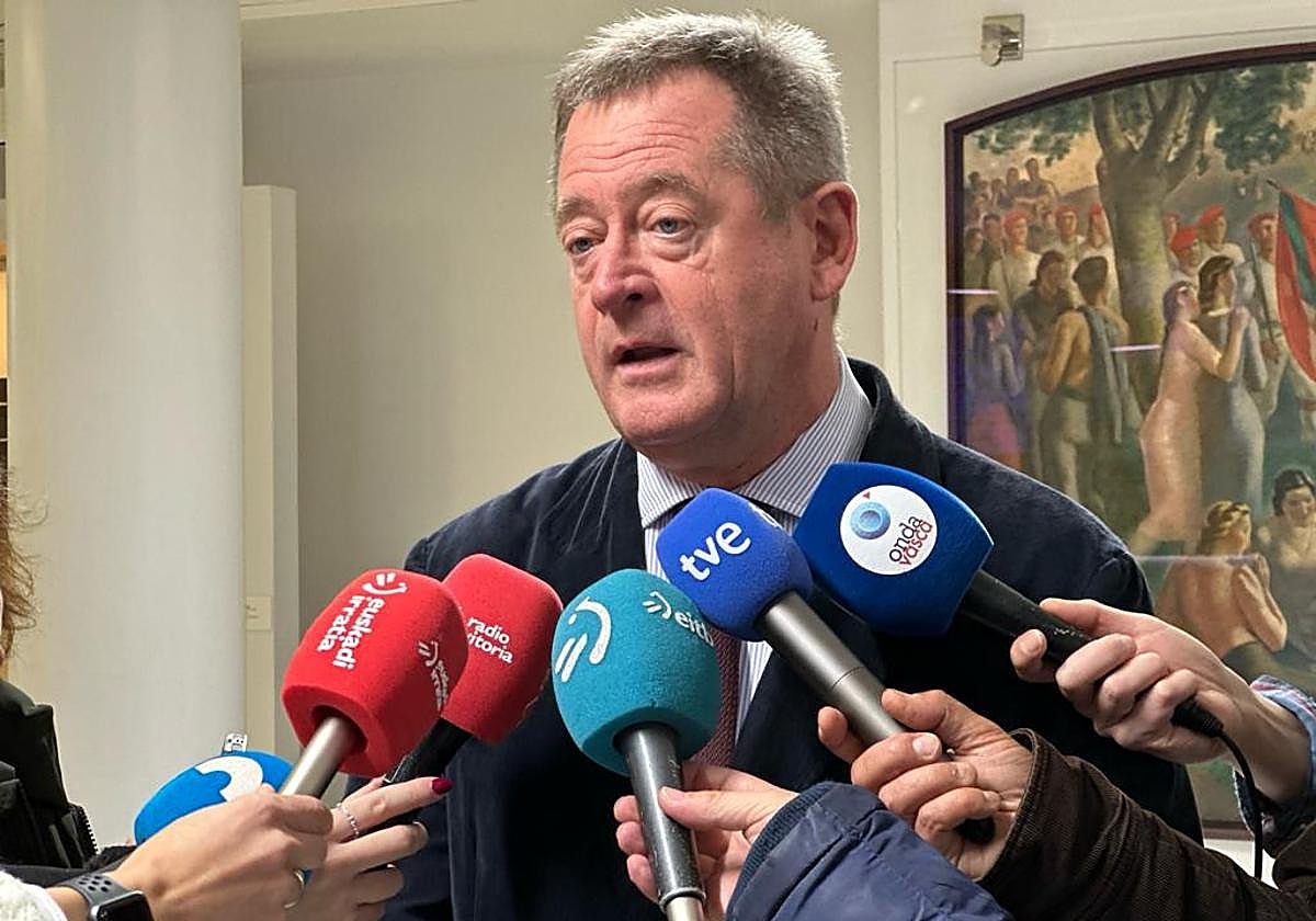 El portavoz del Gobierno Vasco, Bingen Zupiria, atiende a los medios.