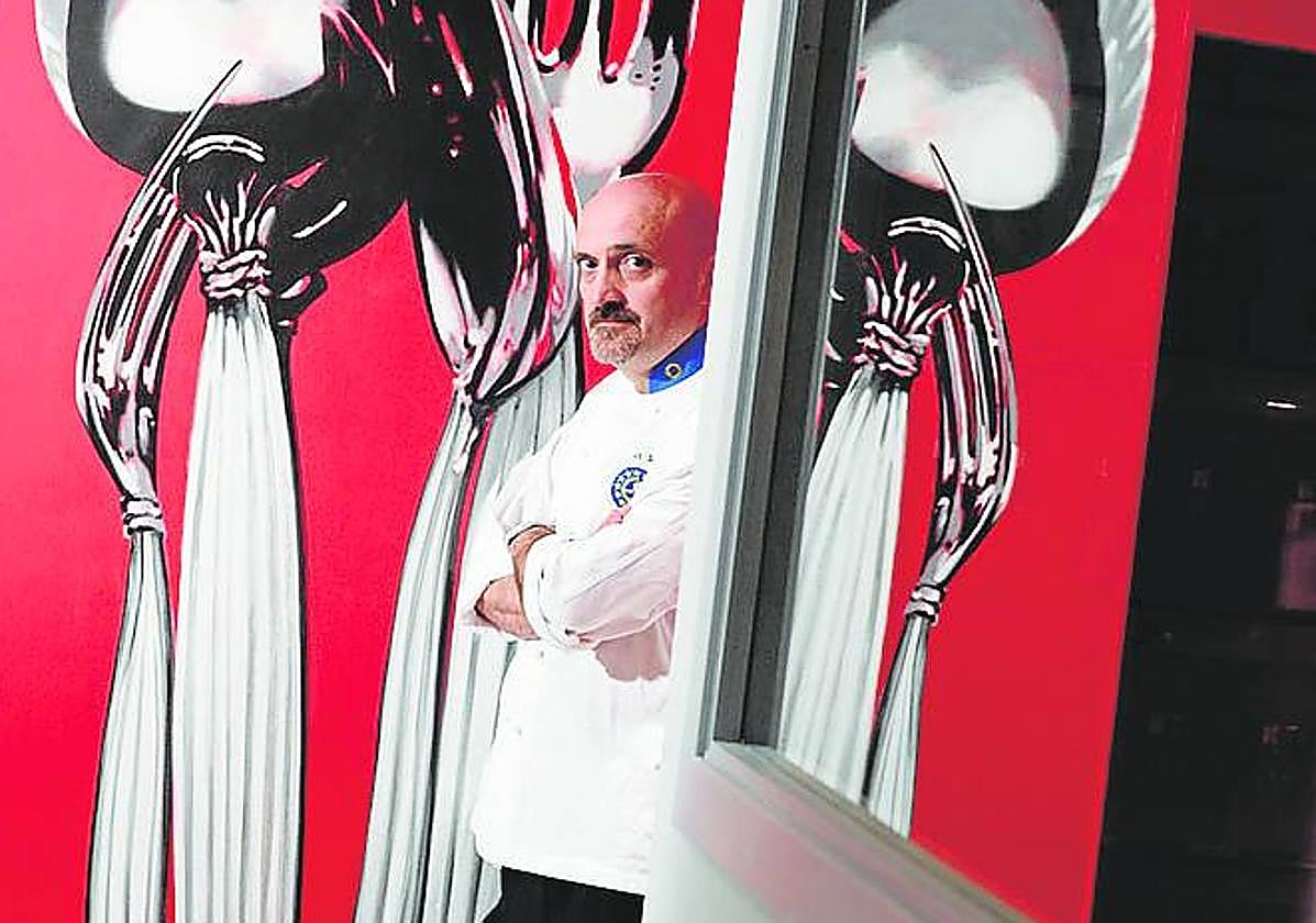 Jesús, capitán junto a Mariona de Casa Toni, en su apreciado restaurante.