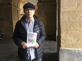 Kepa Diegez, argitaratu berri duen liburua eskuetan duela.