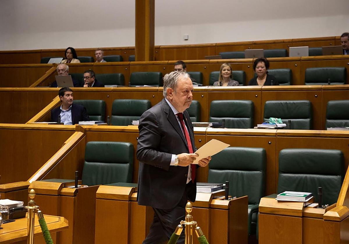El consejero Pedro Azpiazu este jueves en el Parlamento Vaco.