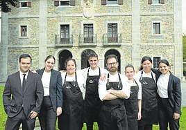 El equipo del Bailara, ante el imponente Iriarte Jauregia Hotel.