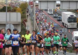 Corredores de la Behobia - San Sebastián a su paso por Errenteria.