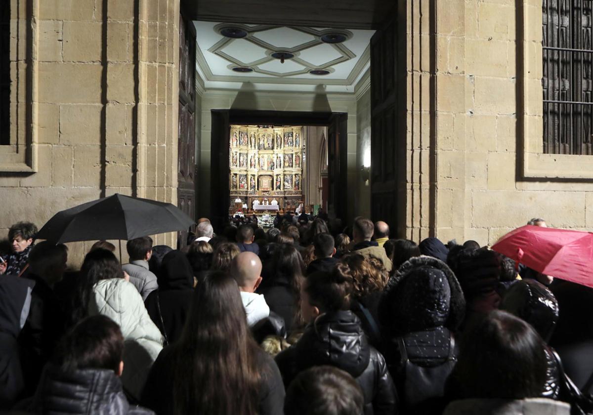 Multitud de personas a las puertas de la iglesia donde se ha oficiado el funeral.