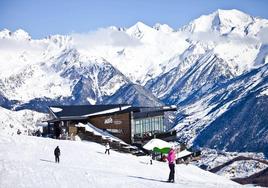 Panorámica de la estación de esquí de Formigal con los Picos del Infierno (3.082m) dominando el horizonte.