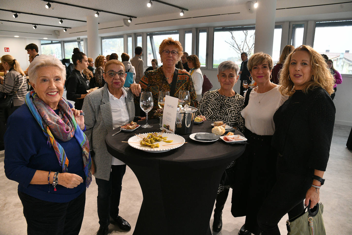 Maribel Mugica, (madre de Nerea Hermo) Irma Balanz Pinto, (administrativa de Osakidetza), Olatz Hermo, Maria Asunción Calafell, Begoña Echarri Irigoyen y Pilar Torrado en el cóctel después del evento.