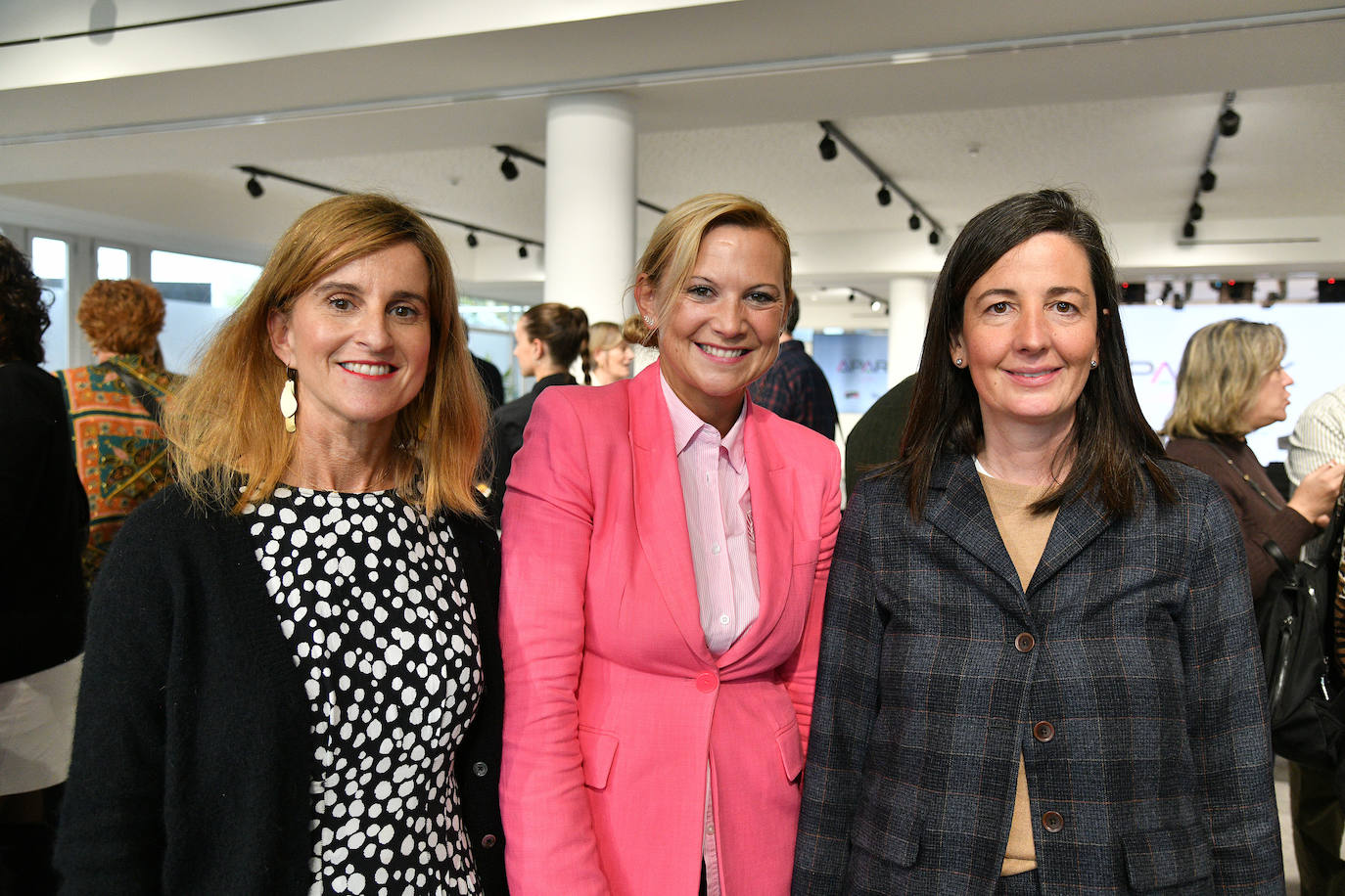 Nerea Treviño (gerente Aspegi) Irune Zubiaurre (dirección de desarrollo del Gipuzkoa Basket) y Nerea Ibañez García (presidenta Aspegi)