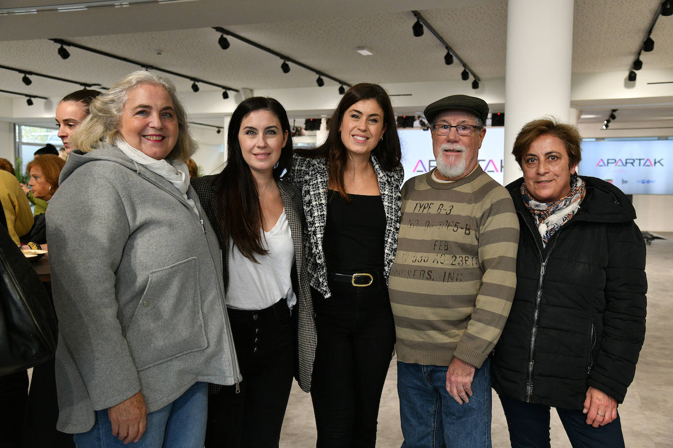 Lucía Garrido (Madre de Patricia Muñoz), Ainhoa Muñoz, Patricia Muñoz (doctora en Investigación Biomédica y Directora de Quatre Lab galardonada con el premio Apartak), Jovi Garrido (tía de Patricia Muñoz) y Ramiro Muñoz (Padre de Patricia Muñoz).