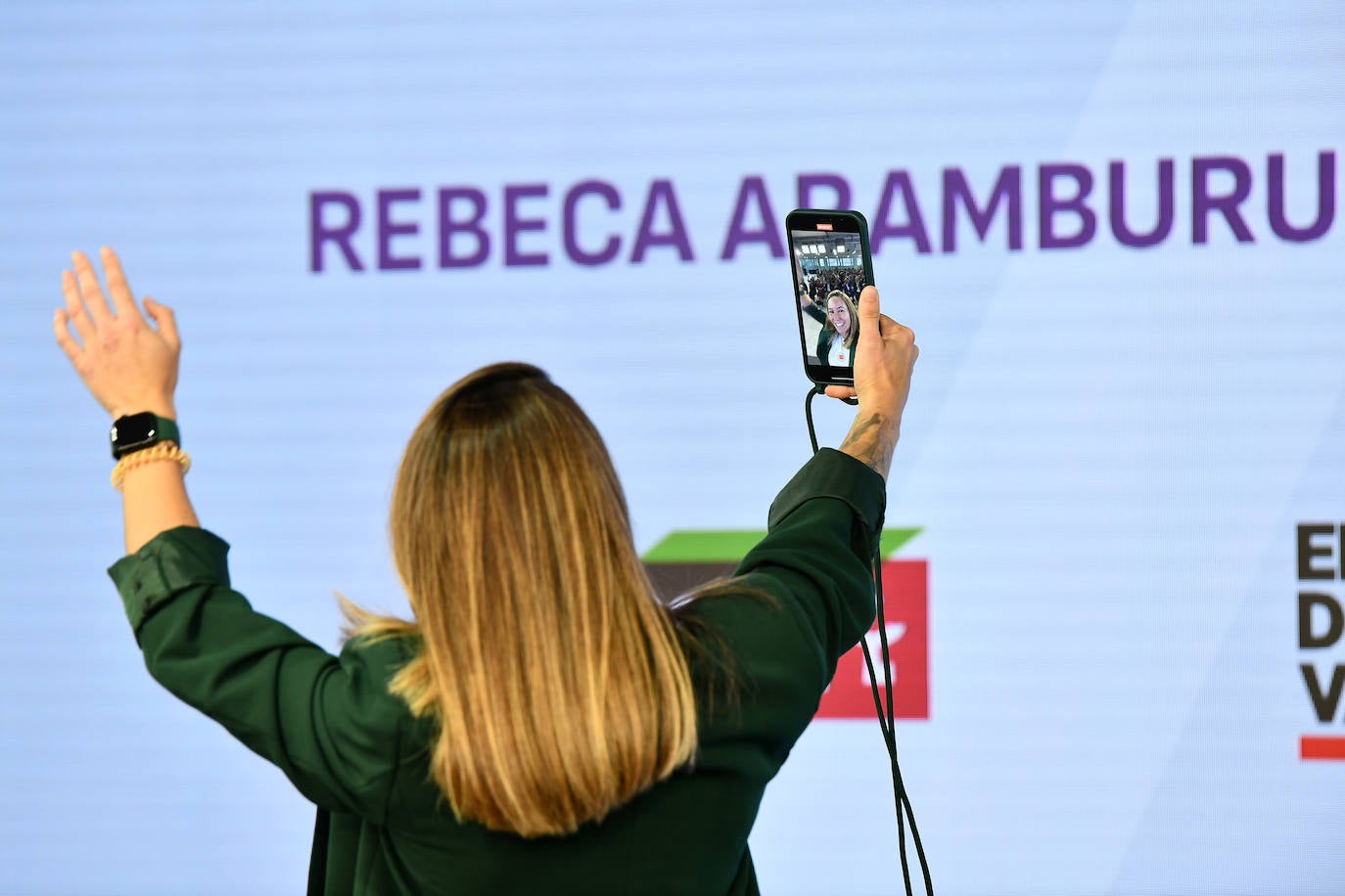 Rebeca Aramburu (piloto galardonada) haciendo un directo a sus seguidores en Instagram desde el evento.