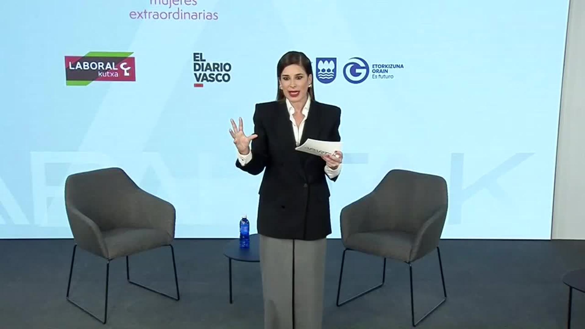 DV entrega los premios Apartak en reconocimiento a mujeres extraordinarias