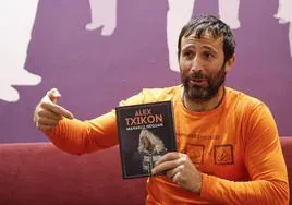 El alpinista Alex Txikon sujeta un ejemplar del libro que ha escrito sobre su expedición al Manaslu.