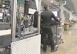 Trabajadores, durante su jornada laboral en una empresa de Gipuzkoa.