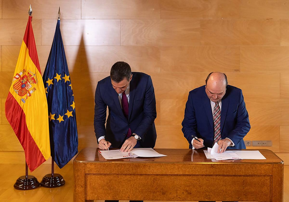 Sánchez y Ortuzar, este viernes durante la firma.