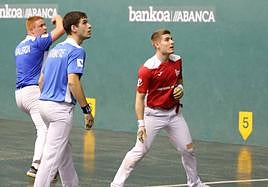 Hormaetxe y Apezetxea observan el pelotazo de Balerdi.