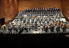 La Euskadiko Orkestra y la coral Andra Mari, en un concierto en el Kursaal.