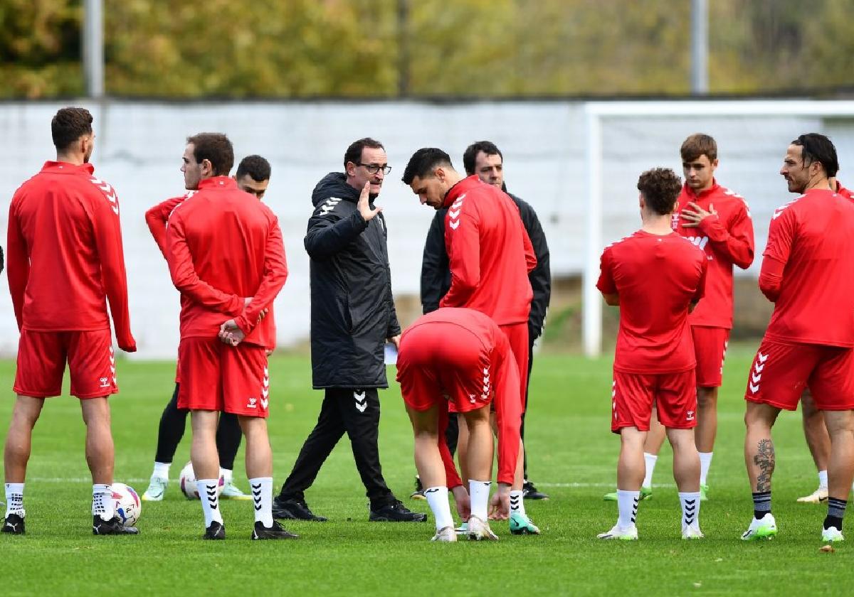 Joseba Etxeberria charla con sus jugadores en el entrenamiento del pasado jueves en Atxabalpe; quiere que haya ambición.
