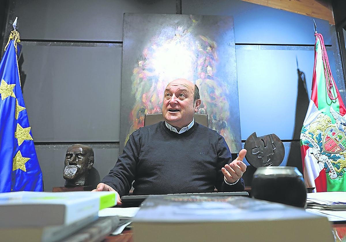 Andoni Ortuzar, en su despacho de Sabin Etxea, en la mañana de ayer.