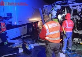 Los bomberos de Navarra tratan de sacar a uno de los conductores del accidente entre dos camiones en la N-121.