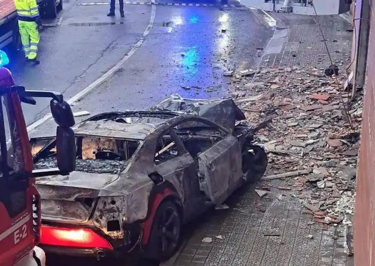 Imagen secundaria 1 - Un conductor ebrio estampa su coche contra unos pisos en Basauri y causa un incendio con tres heridos