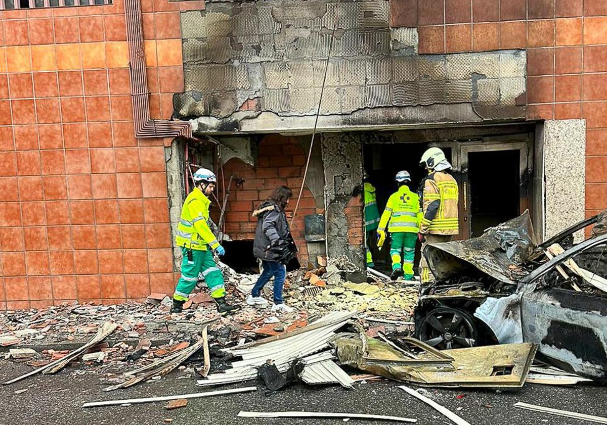Imagen principal - Un conductor ebrio estampa su coche contra unos pisos en Basauri y causa un incendio con tres heridos