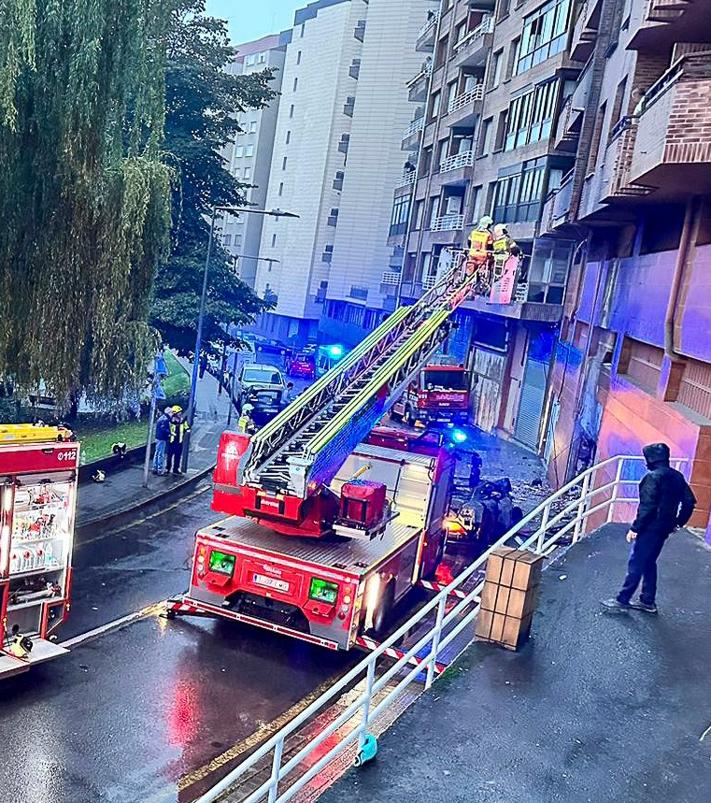 Imagen secundaria 2 - Un conductor ebrio estampa su coche contra unos pisos en Basauri y causa un incendio con tres heridos
