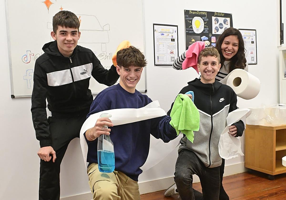 Rodilla en tierra, Urko y Oihan. De pie, Oier y Diana. En, por supuesto, su centro de estudios, Elizaran.