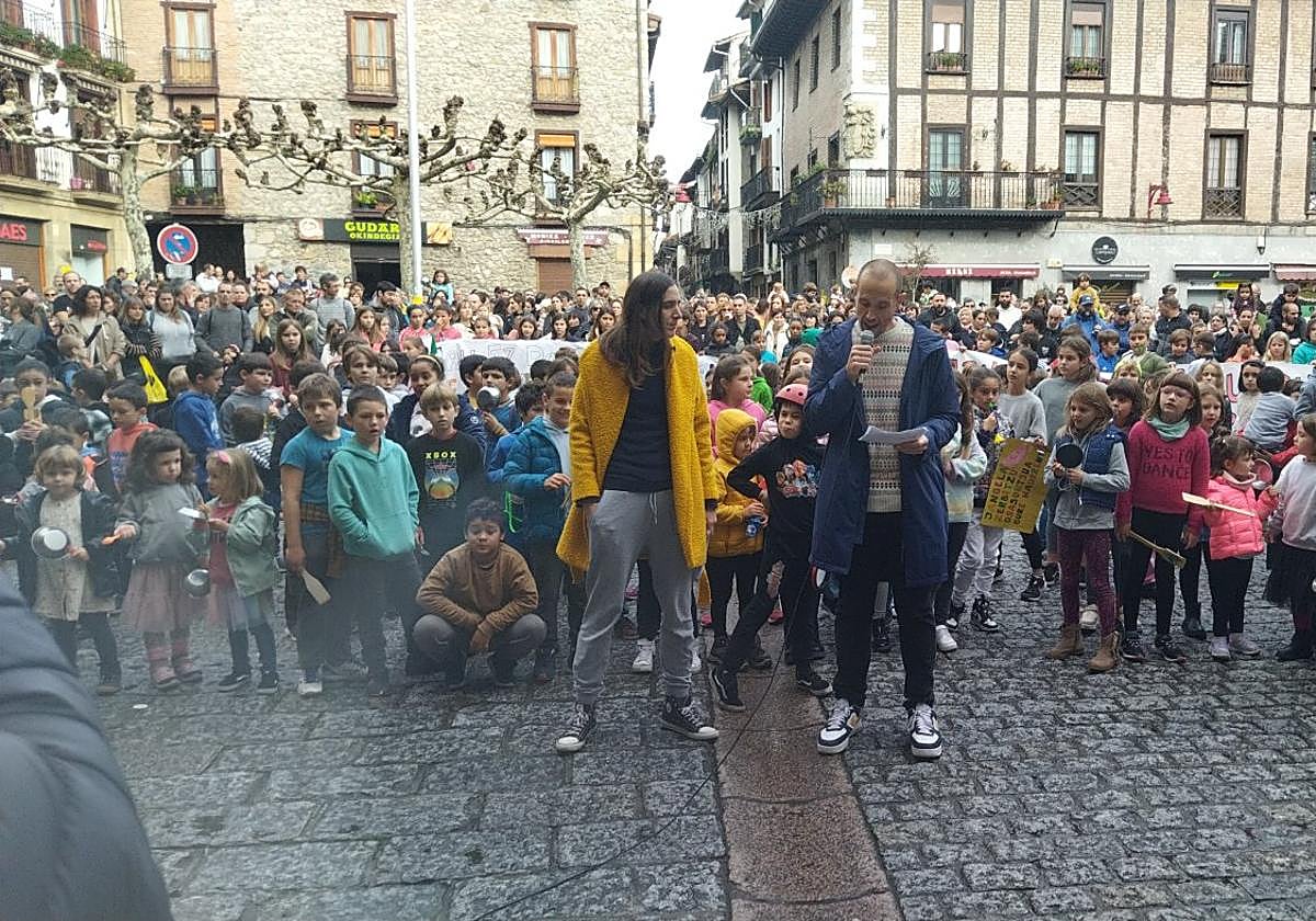Alumnos, padres y personal de la ikastola Langile llenaron ayer la plaza del Ayuntamiento de Hernani con su protesta.