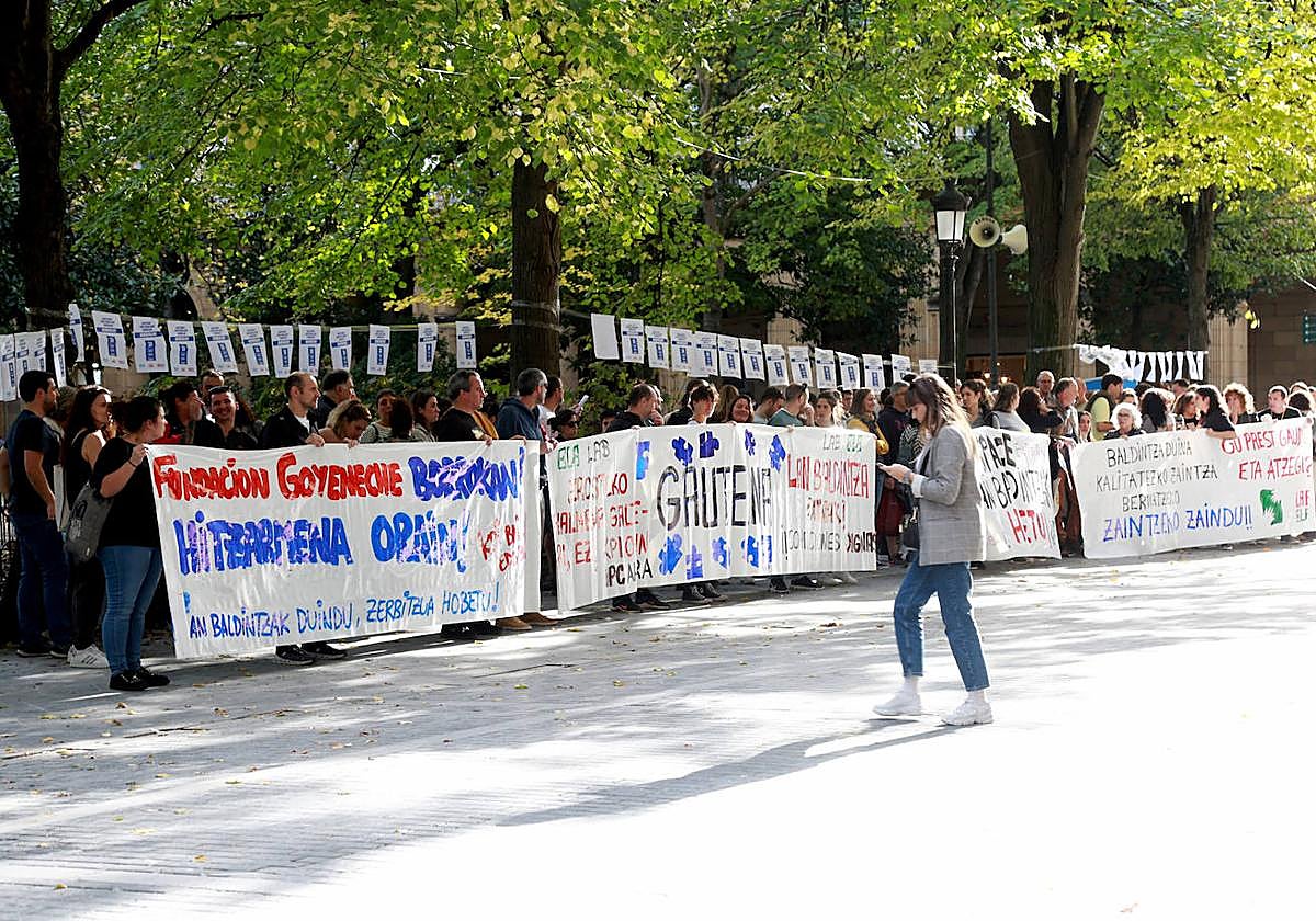 Concentración este lunes de los trabajadores de Aransgi, Gautena, Aspace, Atzegi y Fundación Goyeneche al frente de la Diputación en San Sebastián.