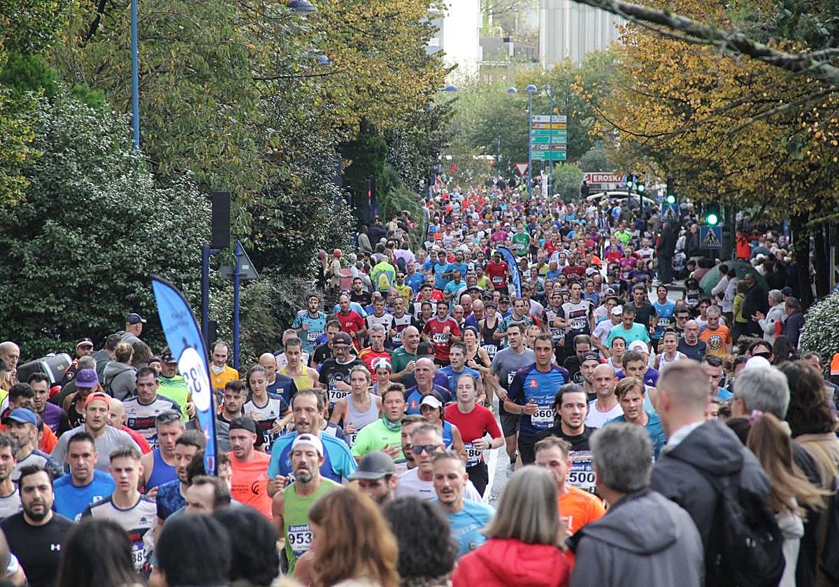 Miles de atletas cruzaron la Avenida de Navarra con numeroso público.