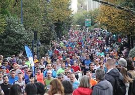 Miles de atletas cruzaron la Avenida de Navarra con numeroso público.