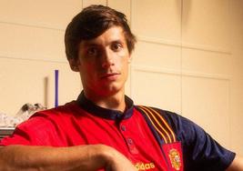 Robin Le Normand posa como modelo de Adidas con la camiseta vintage de la selección española 1996.