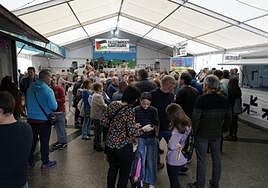 Los visitantes disfrutaron de un gran ambiente en la carpa durante la celebración del concurso de mondejus.