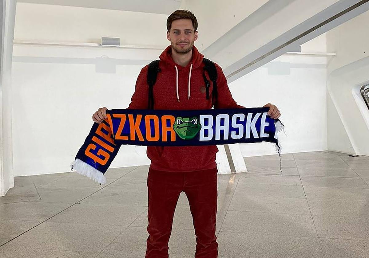 Branislav Vujadinovic, a su llegada al aeropuerto.
