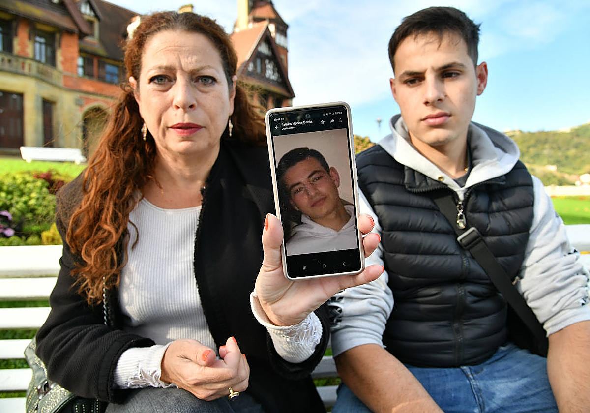 Fátima Hacine-Bacha e Iker Coca, madre y hermano de Santi Coca, muestran una foto del menor fallecido.