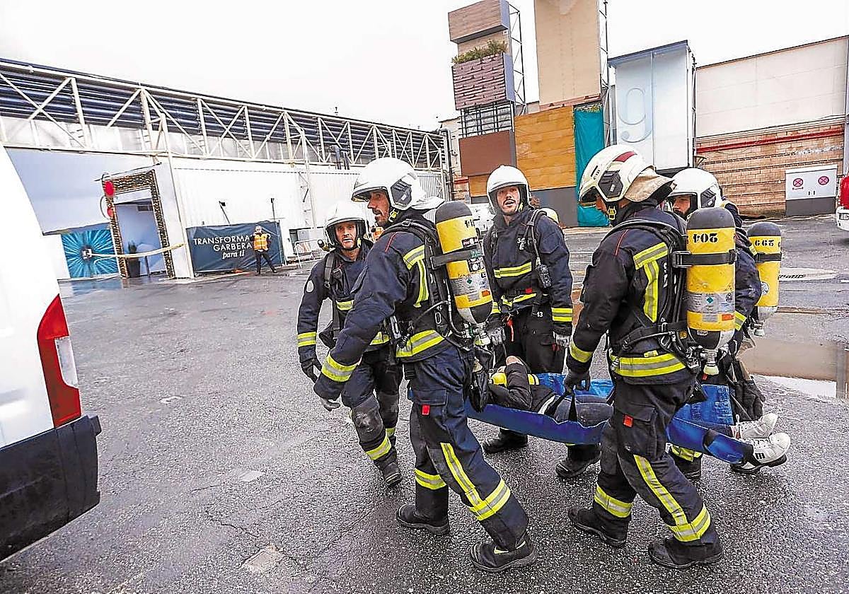 Varios bomberos participan en un simulacro anterior enGarbera