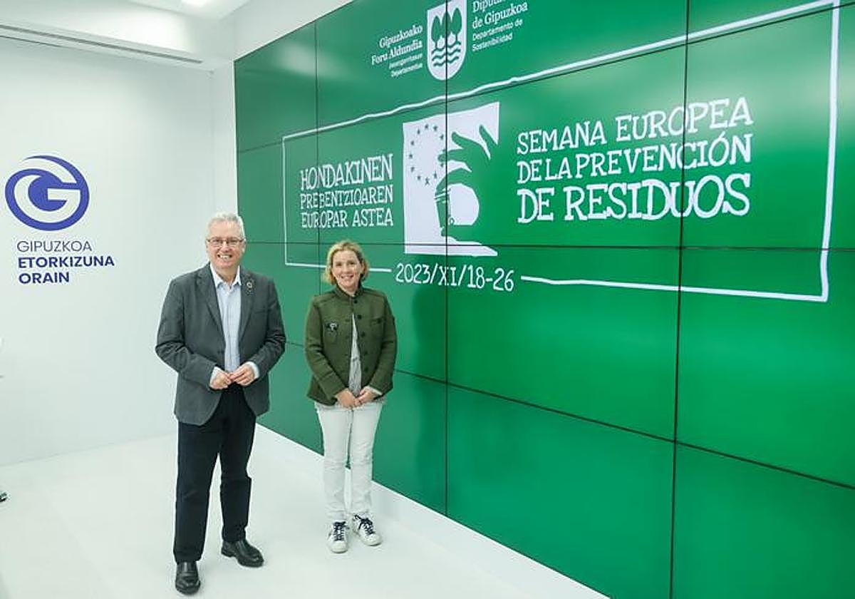 El diputado de Sostenibilidad, José Ignacio Asensio, y la directora general de Transición Ecológica, Mónica Pedreira, en la presentación de la Semana Europea de la Prevención de Residuos.