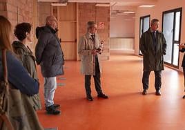 La alcaldesa Aizpea Otaegi y el consejero de Cultura del Gobierno Vasco Bingen Zupiria, a la derecha, en el nuevo edificio de Agustinas.
